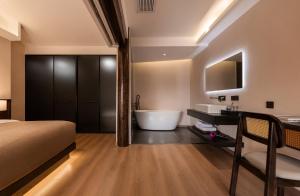 Una televisión o centro de entretenimiento en 松枫三墅丨花园庭院丨丽江古城木府店