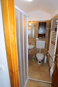 A bathroom at Medieval House