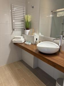 une salle de bains avec un lavabo blanc et un miroir dans l'établissement Apartament Czarna Góra - Stubai 41, à Sienna 18 autres photos