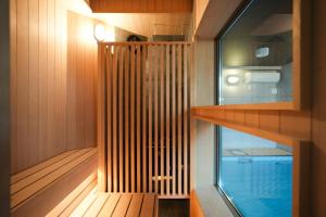 uma pequena sauna com janela e uma piscina em SEADINERS VILLA AOYAMA Tokyo First Metropolis Villa Pool Sauna BBQ em Tóquio