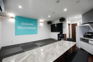 uma cozinha com uma grande placa azul na parede em SEADINERS VILLA AOYAMA Tokyo First Metropolis Villa Pool Sauna BBQ em Tóquio