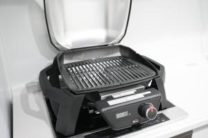 uma grelha preta em cima de um balcão em SEADINERS VILLA AOYAMA Tokyo First Metropolis Villa Pool Sauna BBQ em Tóquio