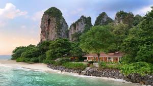 Una villa en una playa en la isla de Coron en Villa Macaque and Villa Languor, en Railay Beach