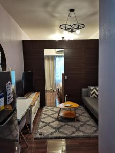 Μια τηλεόραση ή/και κέντρο ψυχαγωγίας στο Cozy Makati Hideaway Walk to Malls