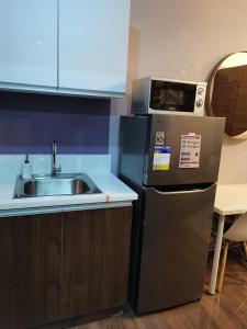 Η κουζίνα ή μικρή κουζίνα στο Cozy Makati Hideaway Walk to Malls +5 φωτογραφίες