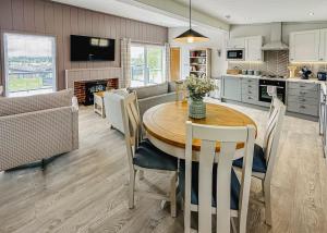 eine Küche und ein Esszimmer mit Tisch und Stühlen in der Unterkunft Croft Farm Water Park in Tewkesbury