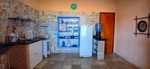 eine Küche mit Kühlschrank in der Ecke eines Zimmers in der Unterkunft Flat Casa Taiba 2001 in Taíba