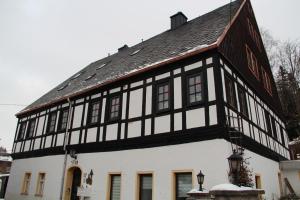 NeudorfFachwerkwinkel Erzgebirge的黑色的旧建筑,黑色的屋顶