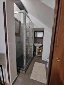 ein Badezimmer mit Dusche und Waschbecken in der Unterkunft La taverna in centro città in Aosta