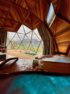 ein Zimmer mit Swimmingpool, Fernseher und Bett in der Unterkunft Domo Malacara View in Praia Grande