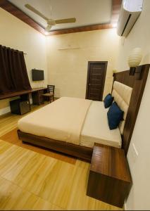 um quarto com uma cama grande e uma mesa em Hotel White affordable Stay - Near Taj em Agra