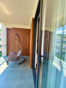 un hamac sur le balcon d'une maison dans l'établissement Terrace Kaprovan, à Shekvetili 6 autres photos