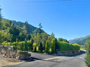un camino en las montañas con un seto en The Heron, en Ardentinny 20 fotos más