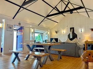 una sala de estar con una mesa y un sofá en The Heron, en Ardentinny 24 fotos más