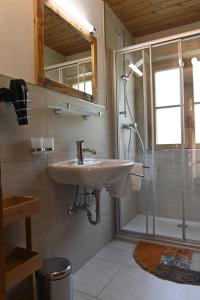 Un baño con lavabo y ducha en Bauernhof Bachgut, en Mühlbach am Hochkönig
