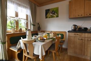 Una cocina con una mesa con un bol de fruta encima. en Bauernhof Bachgut, en Mühlbach am Hochkönig 27 fotos más