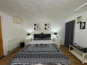 una camera da letto con un letto grande e due comodini di The Bluebird Porthmadog Retreat a Porthmadog