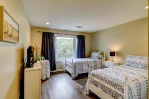 Un pat sau paturi într-o cameră la SG8C: 8C Seagrove Villa +18 fotografii