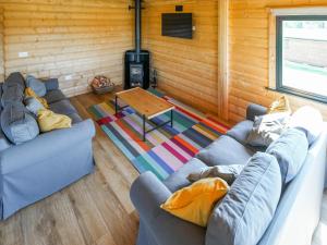 Una sala de estar con dos sofás y una mesa. en Bluebell Lodge - Uk50875, en Hittisleigh