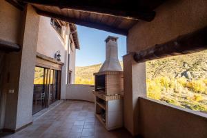 Fotografie z fotogalerie ubytování Casa de montaña en Casas Bajas con chimenea barbacoa y vistas al valle v destinaci Casas Bajas