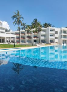 una piscina frente a un edificio en Bamburi Beach Hotel, en Bamburi