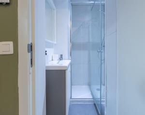 Koupelna v ubytování 98 Aparthotel - Botanique 1