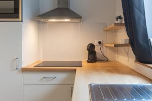 Kuchyň nebo kuchyňský kout v ubytování 98 Aparthotel - Botanique 1