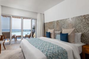 バンブリにあるBamburi Beach Hotelの海が見える大きなベッドのある寝室