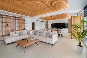 Elit Villa Psarou في بسارو: غرفة معيشة مع أريكة وطاولة