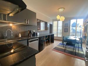 Η κουζίνα ή μικρή κουζίνα στο Le Passage des Décorateurs T3 Spacieux et central