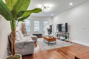 TV/trung tâm giải trí tại 1 Mi to Metro-North! Commuters Apartment Near NYC