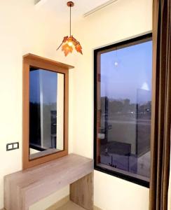 钱德加尔Hotel The SOHO的一间有窗户、窗台和灯的房间