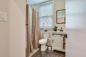 Phòng tắm tại 1 Mi to Metro-North! Commuters Apartment Near NYC +16 ảnh
