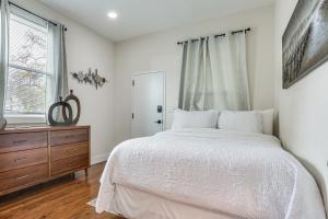 Giường trong phòng chung tại 1 Mi to Metro-North! Commuters Apartment Near NYC