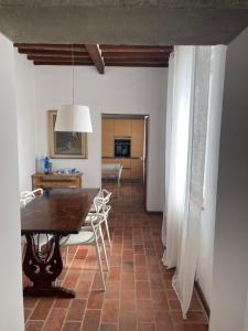 a kitchen and dining room with a table and chairs at L'Albero della Vita in Sinalunga
