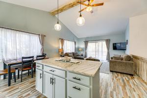 eine Küche und ein Wohnzimmer mit einem Tisch und einer Couch in der Unterkunft 2 Mi to Boardwalk! Bright Bethany Beach Home in Ocean View