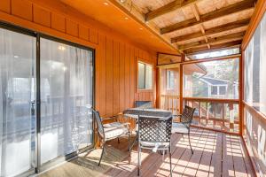 eine abgeschirmte Veranda mit einem Tisch und Stühlen in der Unterkunft 2 Mi to Boardwalk! Bright Bethany Beach Home in Ocean View