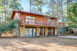 ein großes Haus mit einer Terrasse im Wald in der Unterkunft 2 Mi to Boardwalk! Bright Bethany Beach Home in Ocean View
