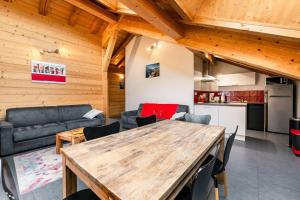 ein Wohnzimmer mit einem Holztisch und Stühlen in der Unterkunft Chalet La Merlerie in Morzine