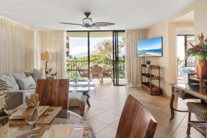 Χώρος καθιστικού στο Valley Isle 401 · VI 401 Remodeled OceanFront Condo w Ocean View