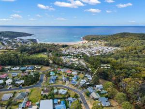 - une vue aérienne sur une ville à côté de l'océan dans l'établissement Coastal Retreat, à Kioloa 46 autres photos