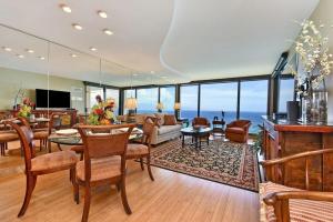 Televiisor ja/või meelelahutuskeskus majutusasutuses Mahana 1008 · MA 1008 Luxury BeachFront Condo