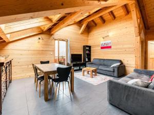 ein Wohnzimmer mit Tisch und Couch in der Unterkunft Chalet La Merlerie in Morzine