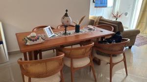 mesa de comedor con sillas, mesa y sofá en Modern Escape with Stunning View and fully finished, en Ain Sokhna