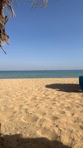 una playa de arena con el océano al fondo en Modern Escape with Stunning View and fully finished, en Ain Sokhna