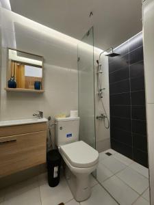 a bathroom with a toilet and a shower at Villa Luxe Fès avec Piscine & Spa, proche aéroport, Private Hammam in Fès