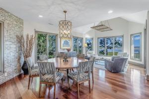 ein Esszimmer mit Tisch und Stühlen in der Unterkunft MG3083: 3083 Marshgate in Seabrook Island