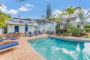 Hyatt Regency Maui Hotel HeliportHale Vista · VISTA Tropical Getaway at Kaanapali House to Relax的房子前面的游泳池