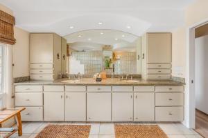 Hyatt Regency Maui Hotel HeliportHale Vista · VISTA Tropical Getaway at Kaanapali House to Relax的大型浴室设有两个盥洗盆和大镜子 更多44张照片