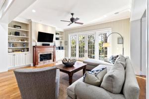 ein Wohnzimmer mit Couch und Kamin in der Unterkunft SS162: 162 Surfsong Road in Kiawah Island